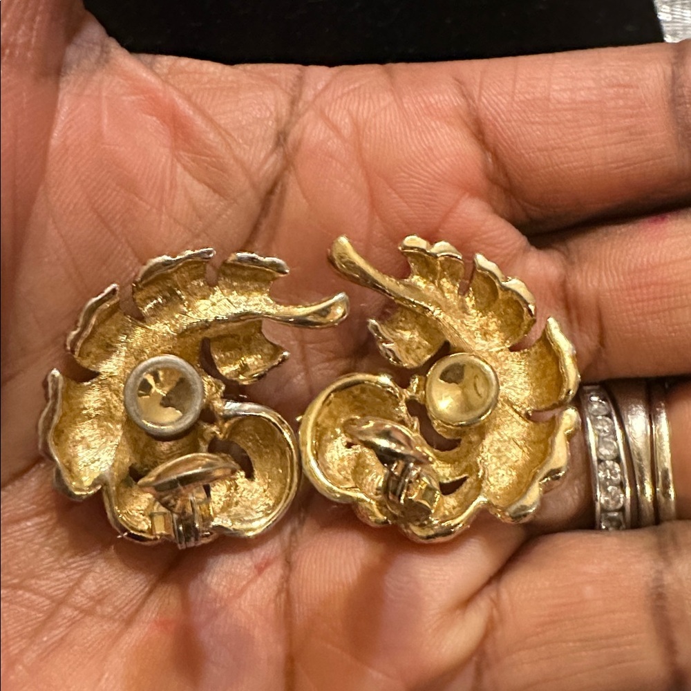 Monet Gold Textured Jewelry Broach and clip earrings - Picture 3 of 4